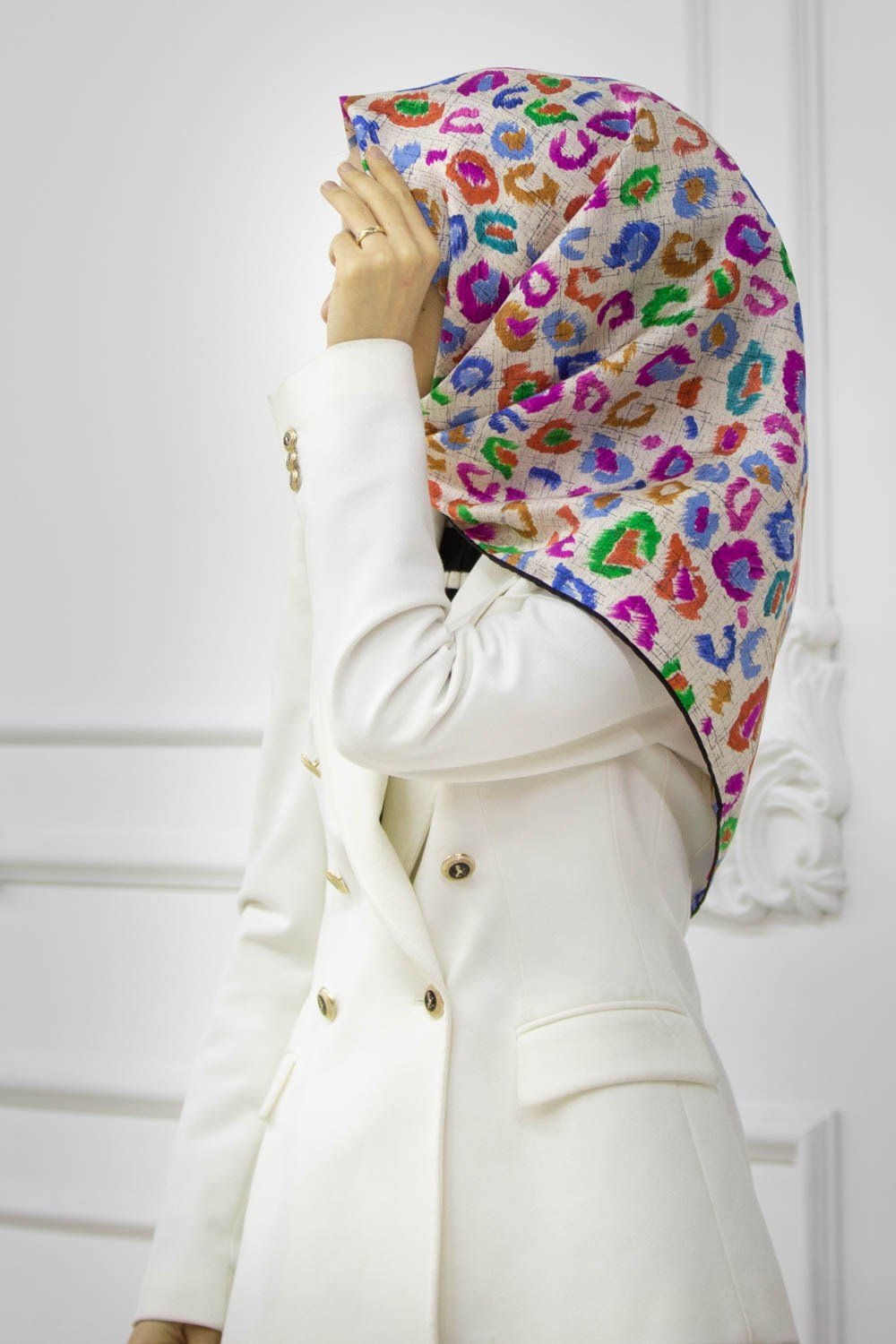%100 Twill İpek Renkli Leopari Desenli Turuncu - Saks Renkli 90x90 Eşarp Kenar Dikiş Şekli El Dikişli