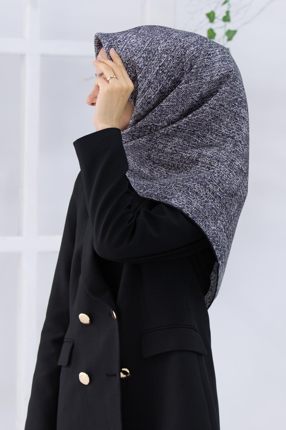 %100 Twill İpek Dokulu Desen Gri - Siyah Renkli 90x90 Eşarp Kenar Dikiş Şekli El Dikişli