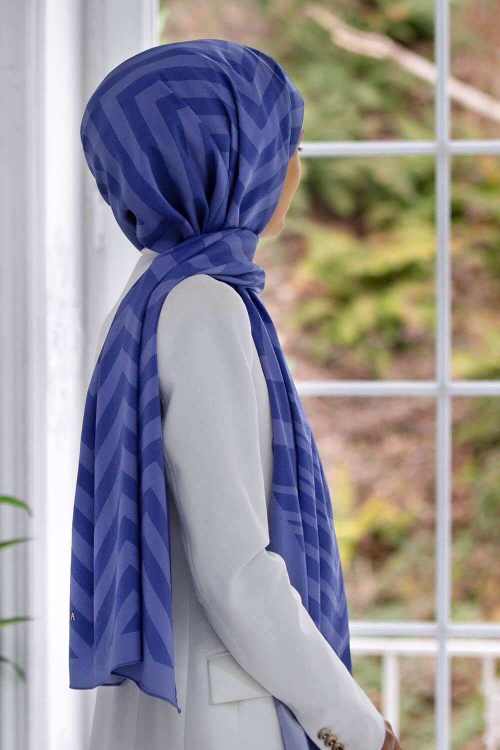 KREP ZİGZAG DESENLİ İNDİGO RENKLİ 75X195 KIRIŞMAZ ŞAL