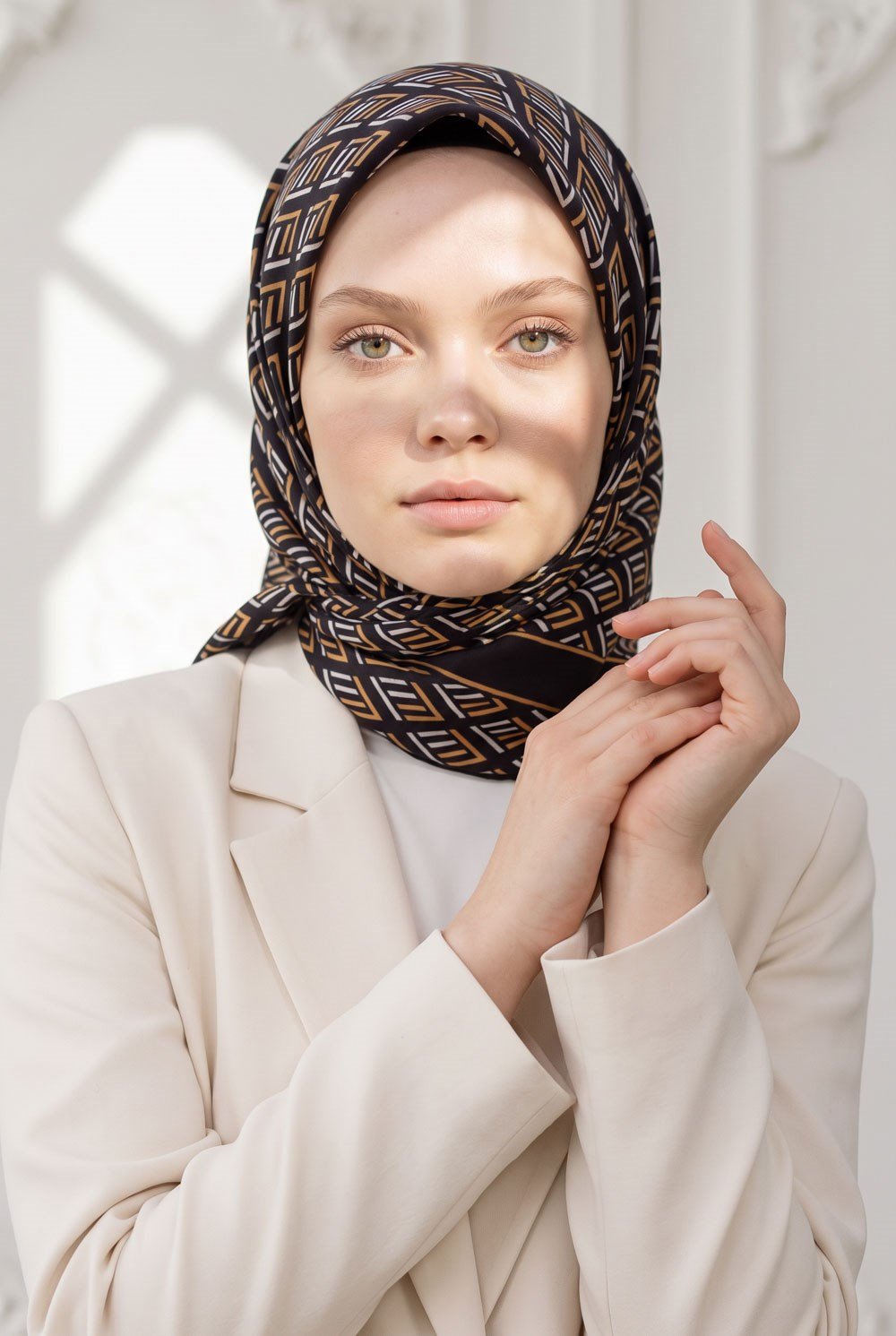 % 57 İPEK % 43 VİSKON Twill İpek Geometrik Desenli Siyah - Gold Renkli 90x90 Eşarp Dikim Şekli : El Dikişi