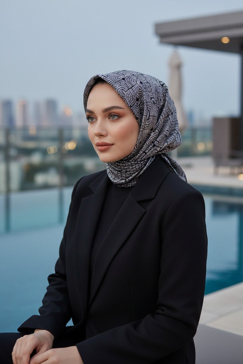 %100 Twill İpek Geometrik Desenli Beyaz - Siyah Renkli 90x90 Eşarp Dikim Şekli : El Dikişi