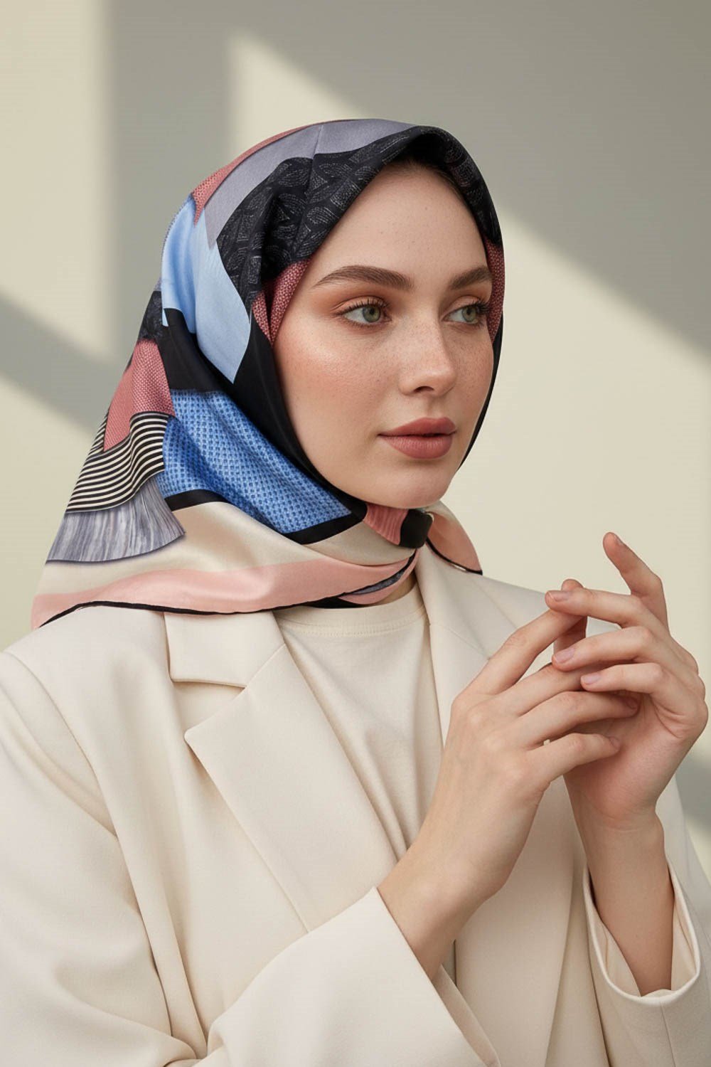 %100 Twill İpek Geometrik Desenli Bebe Mavisi - Pudra Renkli 90x90 Eşarp Dikim Şekli : El Dikişi