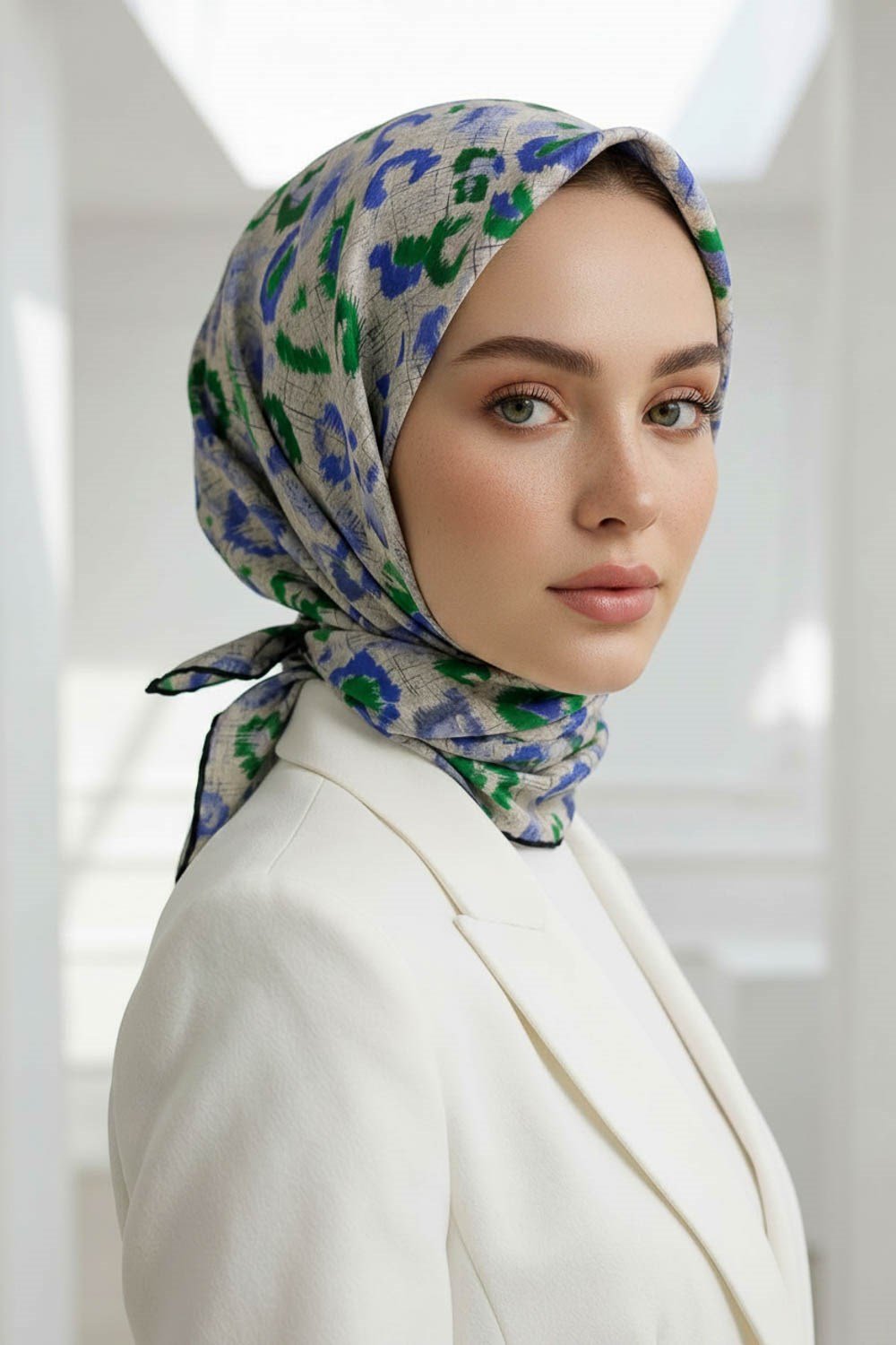 %100 Twill İpek Renkli Leopari Desenli Saks Mavisi - Zümrüt Yeşili Renkli 90x90 Eşarp Kenar Dikiş Şekli El Dikişli