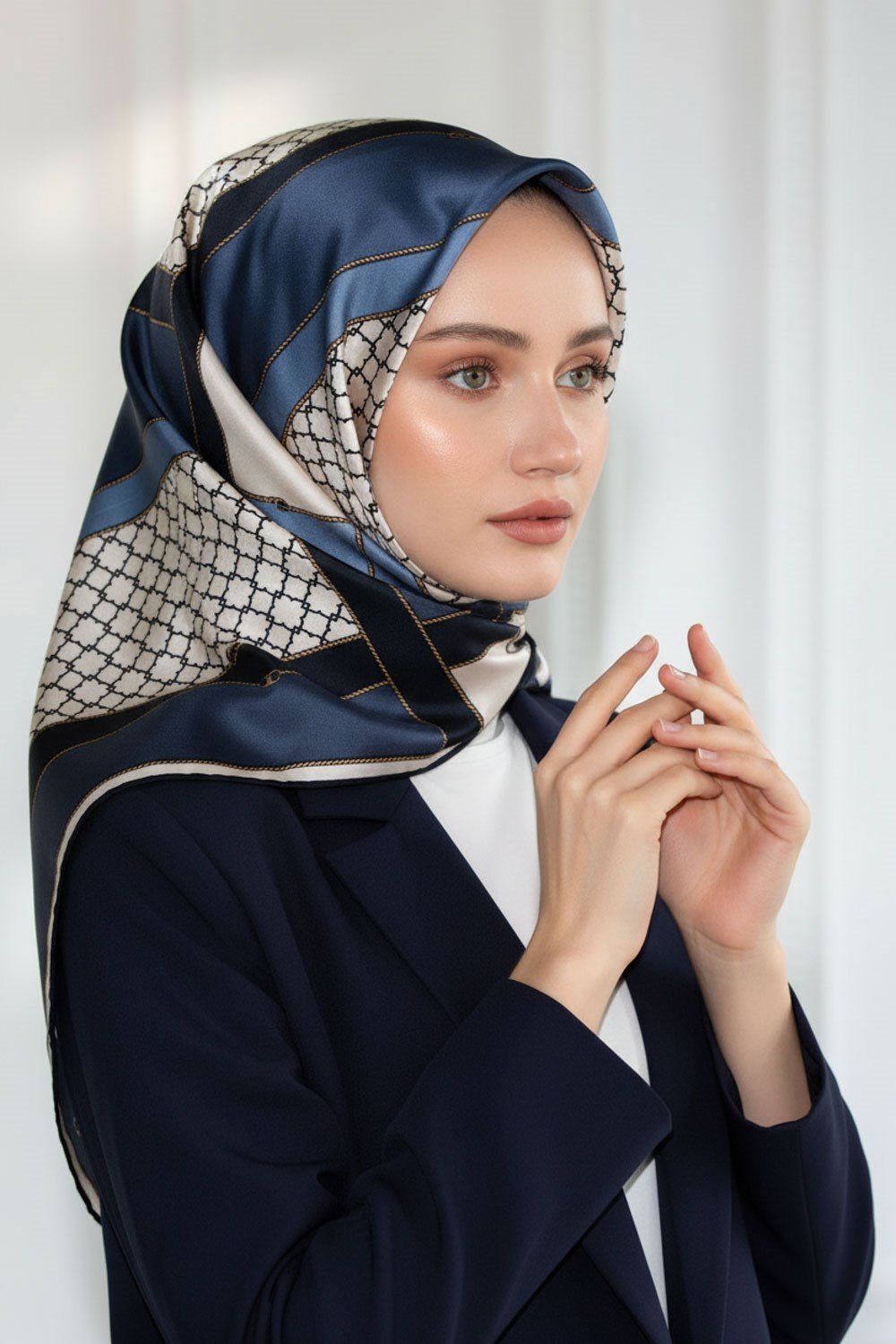 %100 Twill İpek Geometrik Desenli Lacivert - İndigo Renkli 90x90 Eşarp Dikim Şekli : El Dikişi