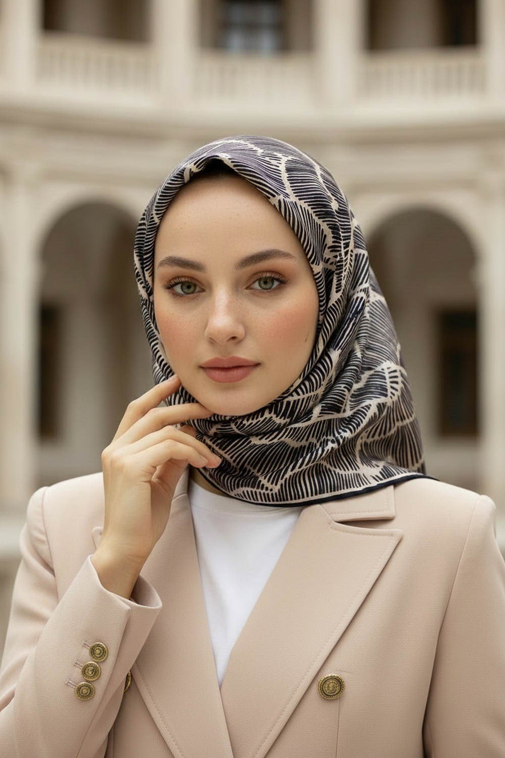 %100 Twill İpek Geometrik Desenli Siyah - Bej Renkli 90x90 Eşarp Dikim Şekli : El Dikişi