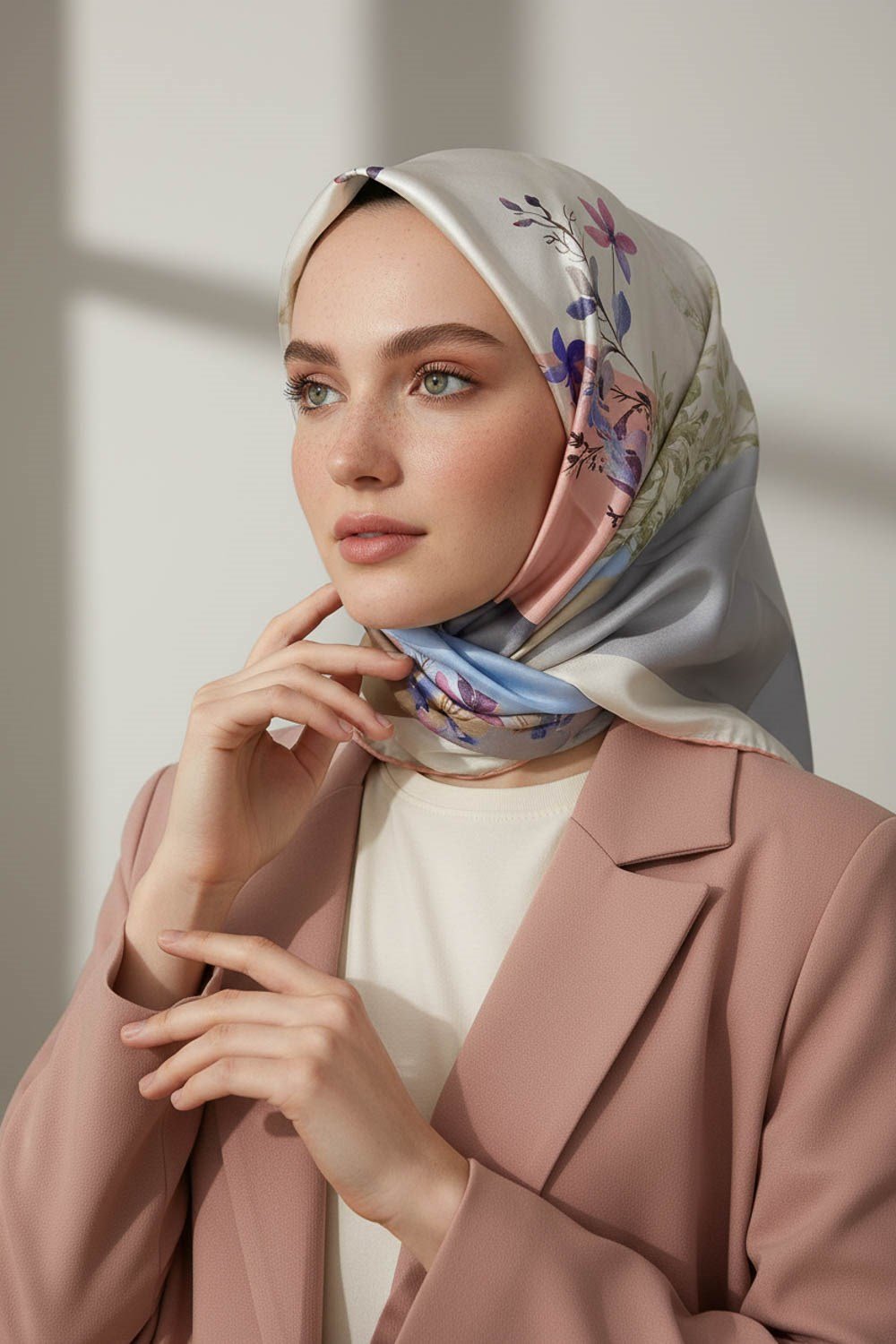 %100 Twill İpek Kareli Ve Çıtır Çiçek Desenli Pudra - Bebe Mavisi Renkli 90x90 Eşarp Dikim Şekli : El Dikişi