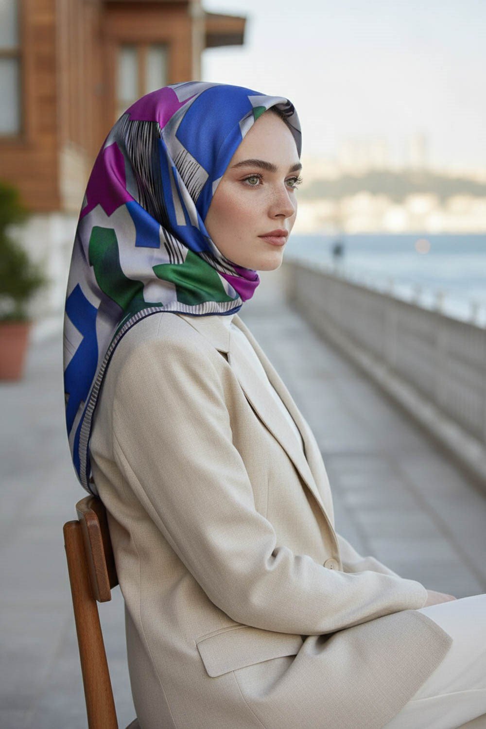 %100 Twill İpek Geometrik Desenli Fuşya - Saks Kabuğu Renkli 90x90 Eşarp Dikim Şekli : El Dikişi