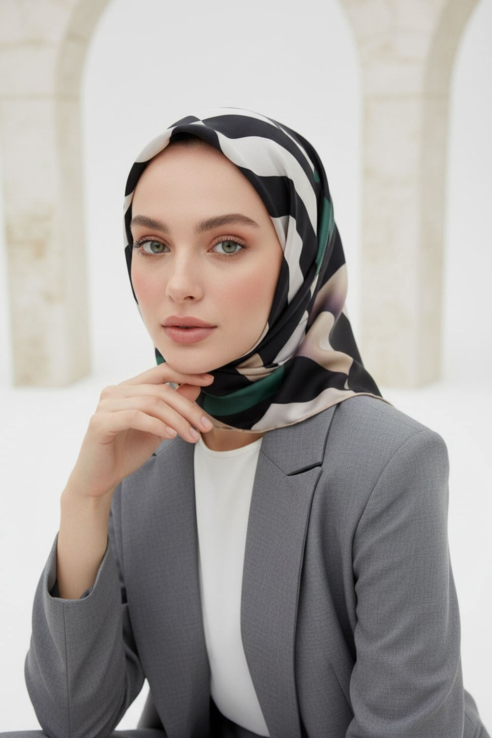 %100 Twill İpek Geometrik Desenli Petrol Yeşili - Bej Renkli 90x90 Eşarp Dikim Şekli : El Dikişi