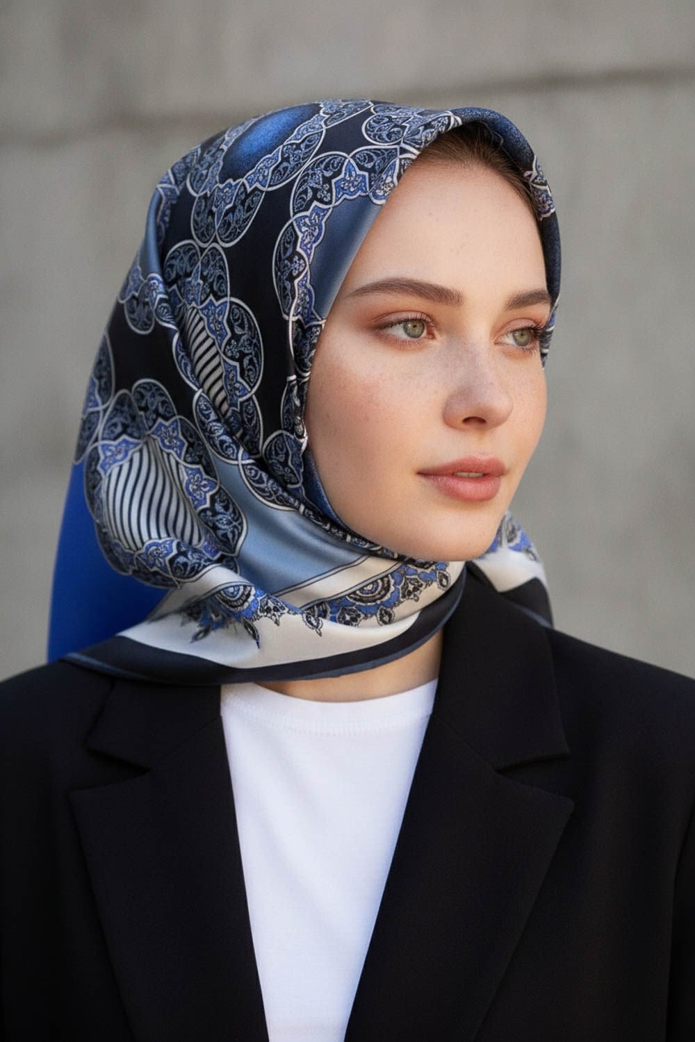 %100 Twill Türk Motifi  Desenli Bebe Mavisi - Saks Renkli 90x90 Eşarp Dikim Şekli: El Dikişi