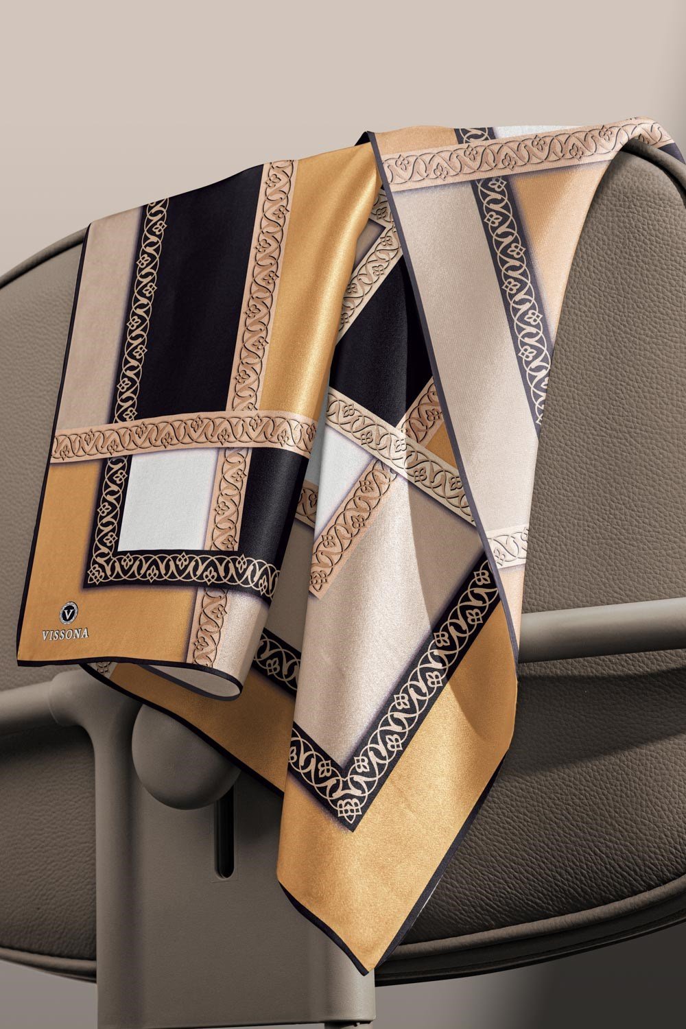 %100 Twill İpek Geometrik Desenli Gold - Siyah Renkli 90x90 Eşarp Dikim Şekli : El Dikişi