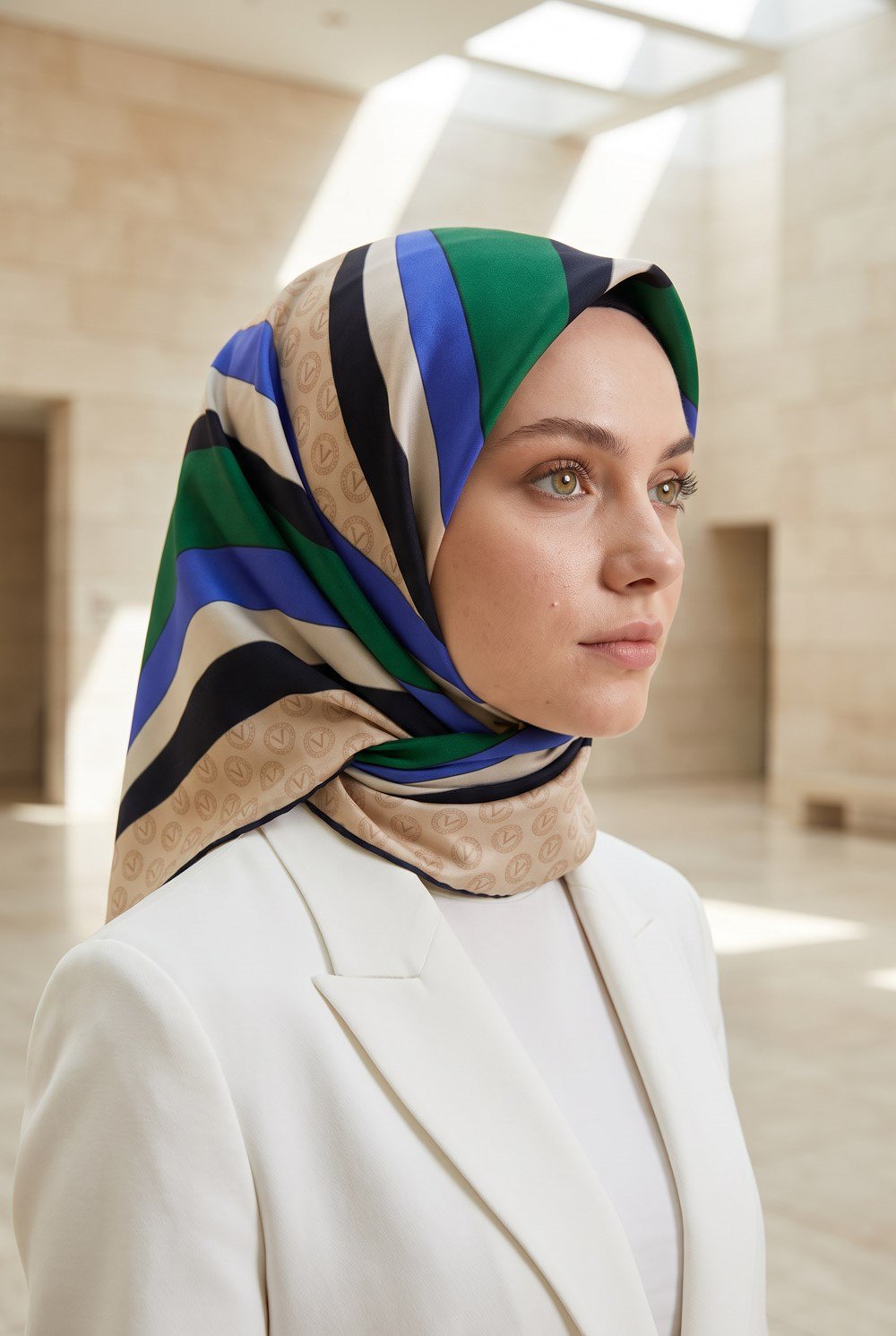 %100 Twill İpek Monogram Ve Geometrik Desenli Saks - Zümrüt Yeşili  Renkli 90x90 Eşarp Dikim Şekli : El Dikişi