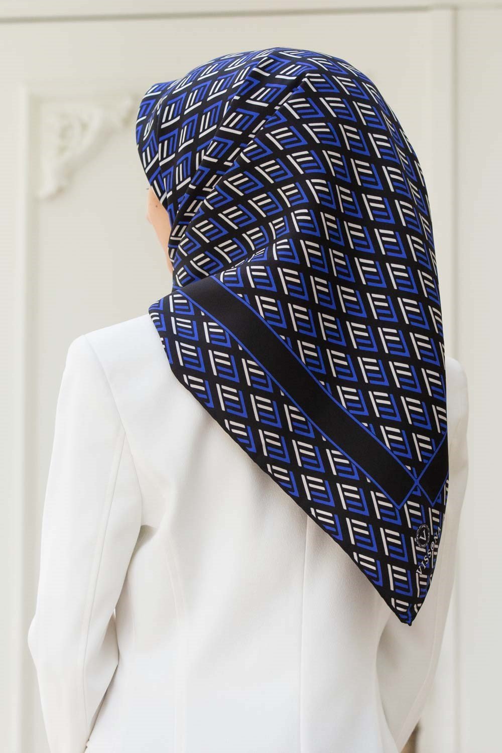 % 57 İPEK % 43 VİSKON Twill İpek Geometrik Desenli Siyah - Saks Renkli 90x90 Eşarp Dikim Şekli : El Dikişi
