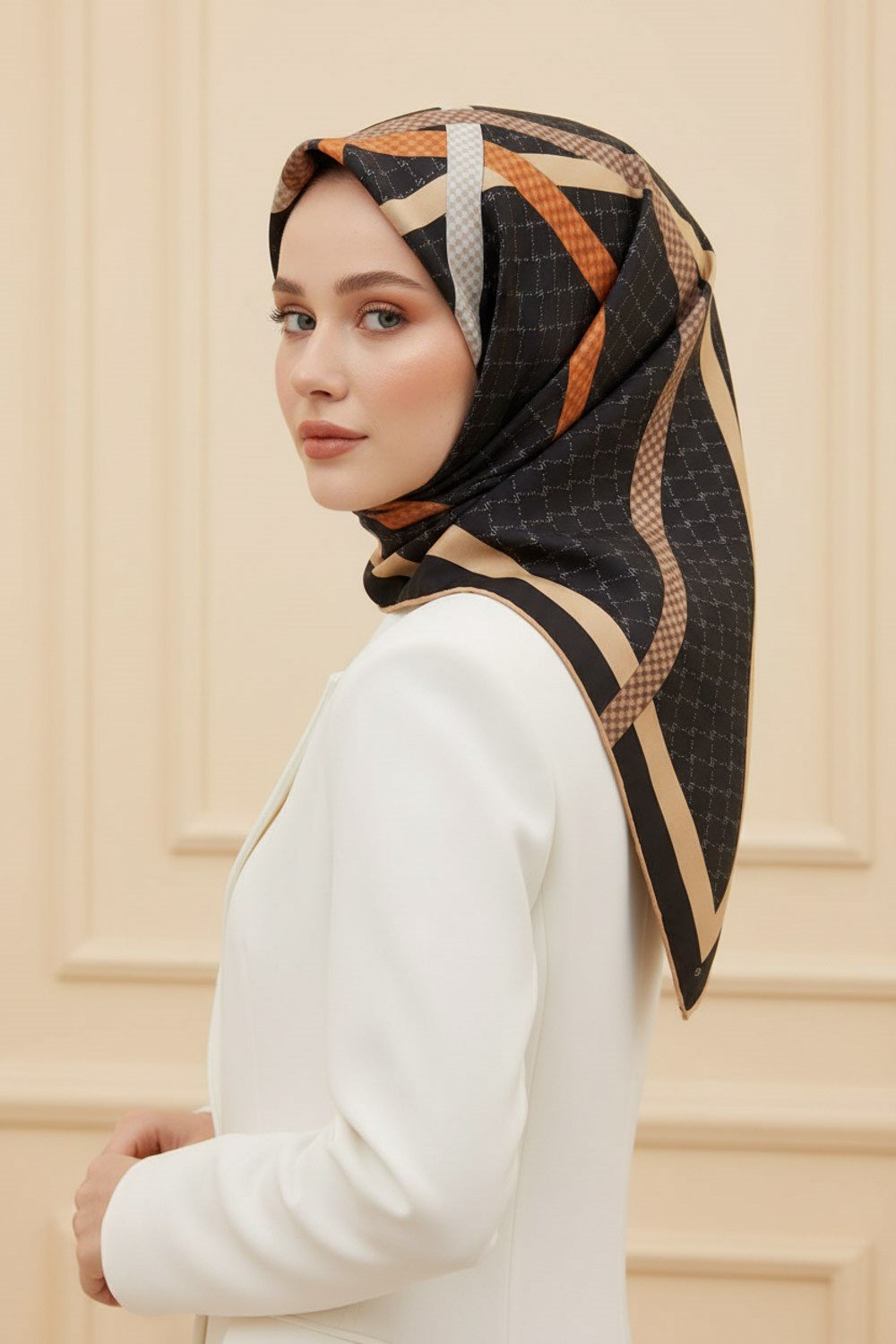%57 İPEK %43 VİSKON Twill İpek Monogram Ve Şerit Desenli Siyah - Taba Renkli 90x90 Eşarp Dikim Şekli : El Dikişi