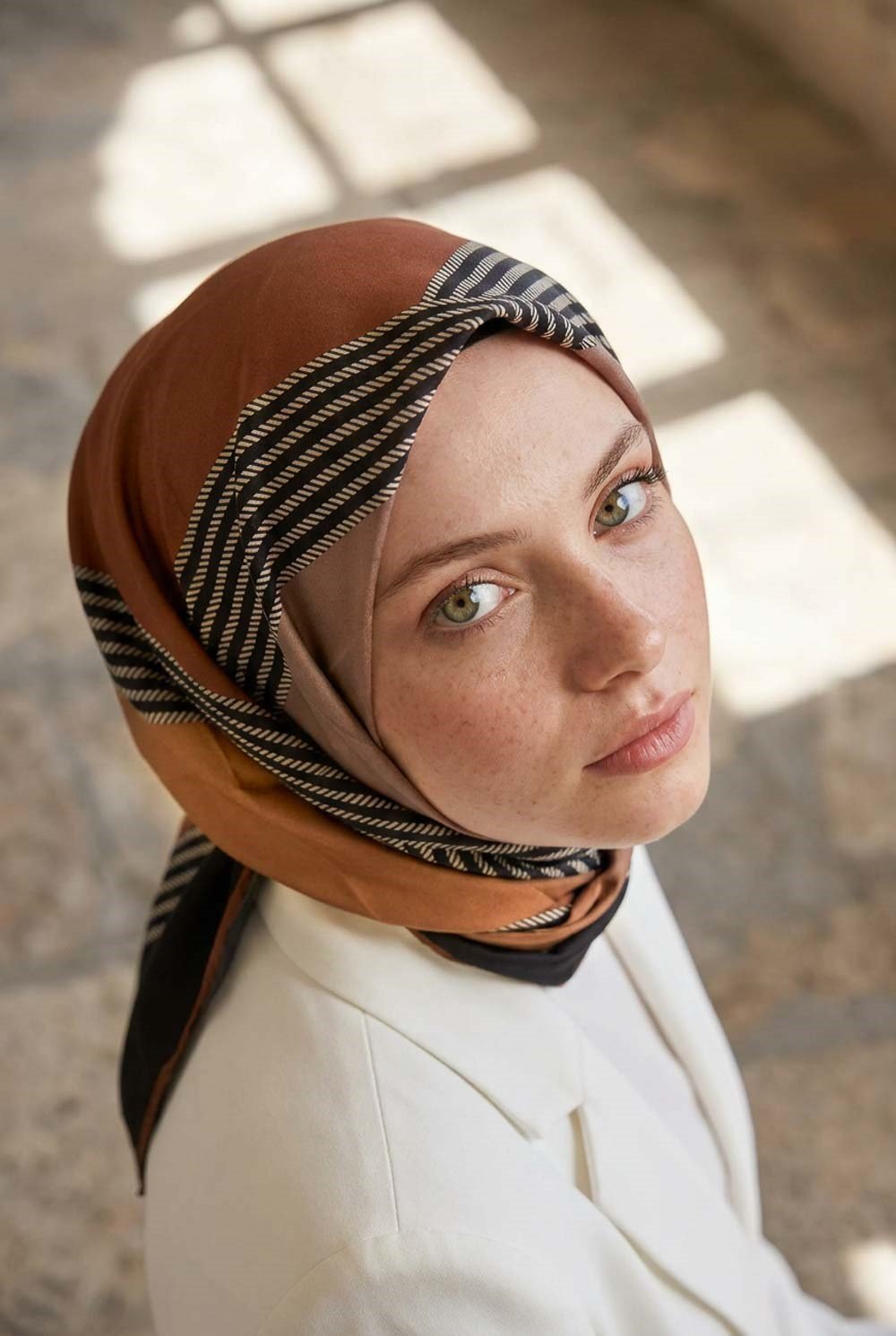 %100 Twill İpek Geometrik Desenli Hardal Renkli 90x90 Eşarp Dikim Şekli : El Dikişi