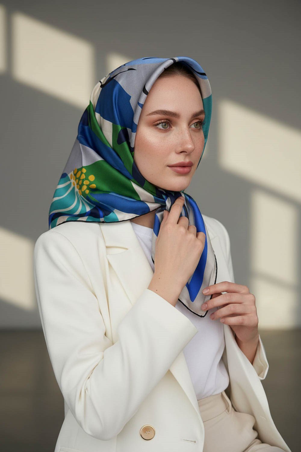 %100 Twill İpek Çiçek Desenli Saks - Zümrüt Yeşili Renkli 90x90 Eşarp Dikim Şekli : El Dikişi