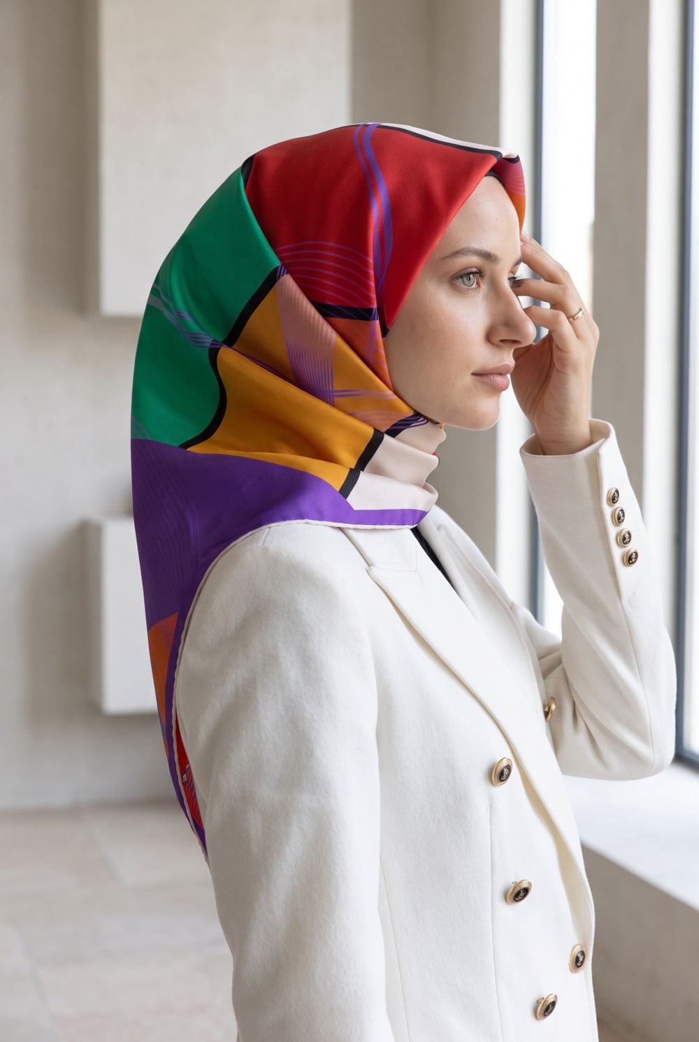 %100 Twill İpek Geometrik Desenli Mor - Kırmızı Renkli 90x90 Eşarp Dikim Şekli : El Dikişi