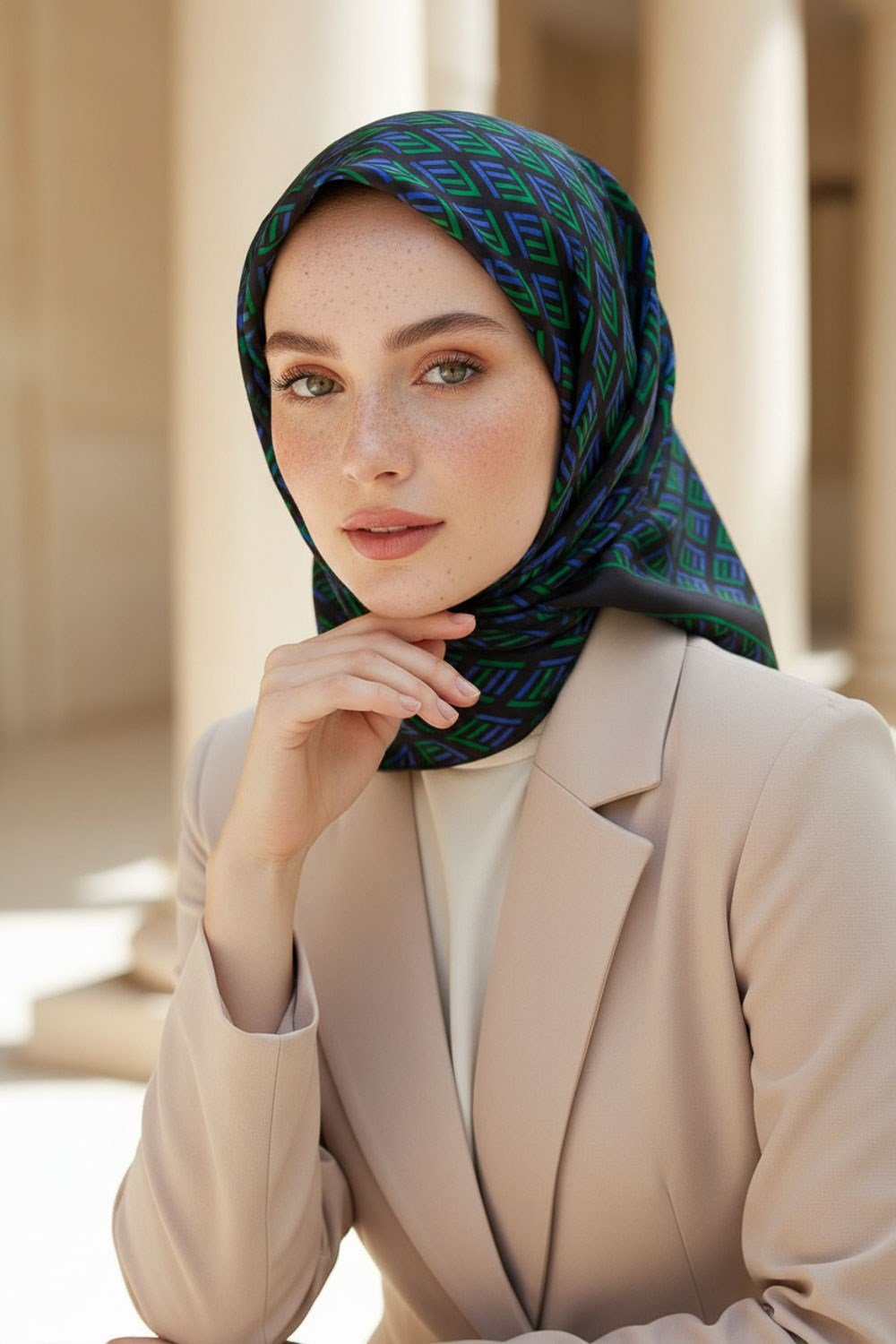 % 57 İPEK % 43 VİSKON Twill İpek Geometrik Desenli Zümrüt Yeşili - Saks Renkli 90x90 Eşarp Dikim Şekli : El Dikişi
