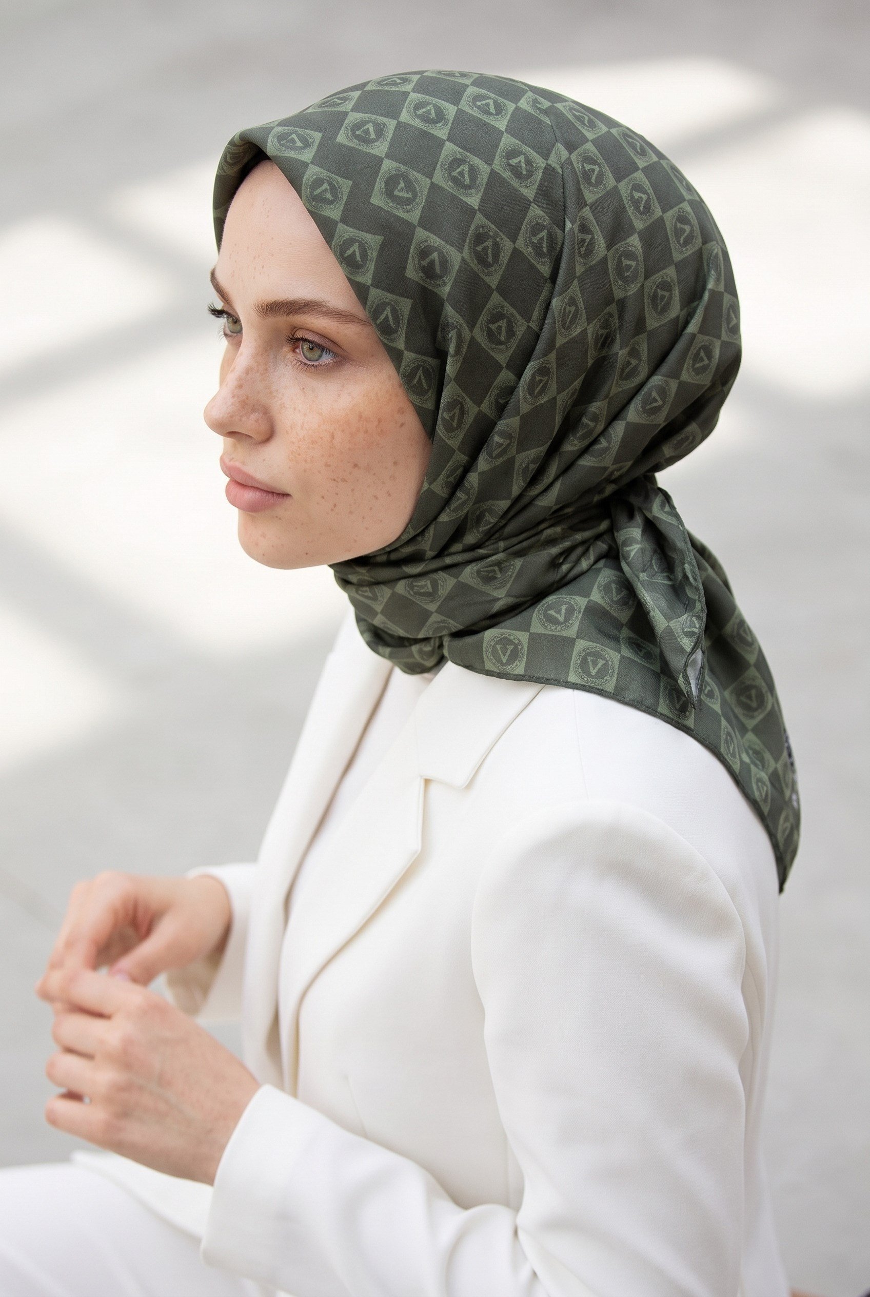 %100 Twill İpek Monogram Desenli Haki Renkli 90x90 Eşarp Dikim Şekli : El Dikişi