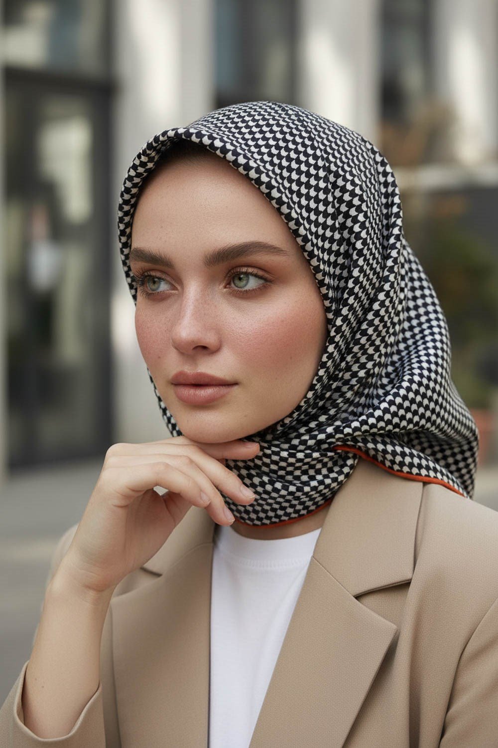 %100 Twill İpek Kazayağı Desenli Turuncu - Taba Renkli 90x90 Eşarp Dikim Şekli : El Dikişi