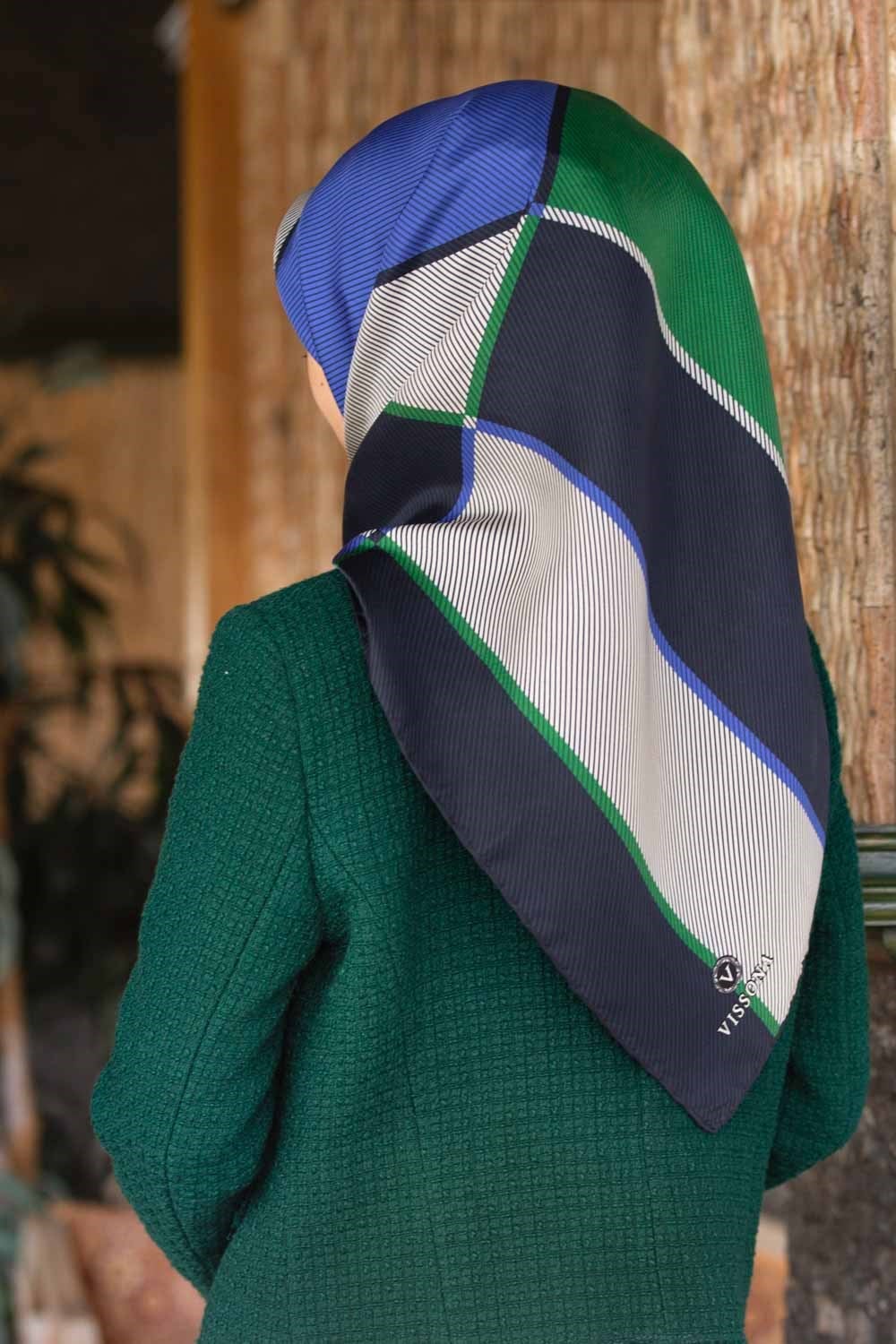 %100 Twill İpek Geometrik Desenli Saks Renkli 90x90 Eşarp Dikim Şekli : El Dikişi