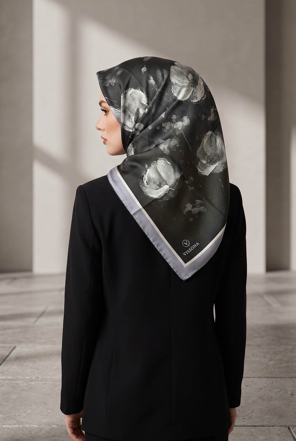 %100 Twill İpek Yağlı Boya Çiçek Desenli Gri Renkli 90x90 Eşarp Dikim Şekli : El Dikişi