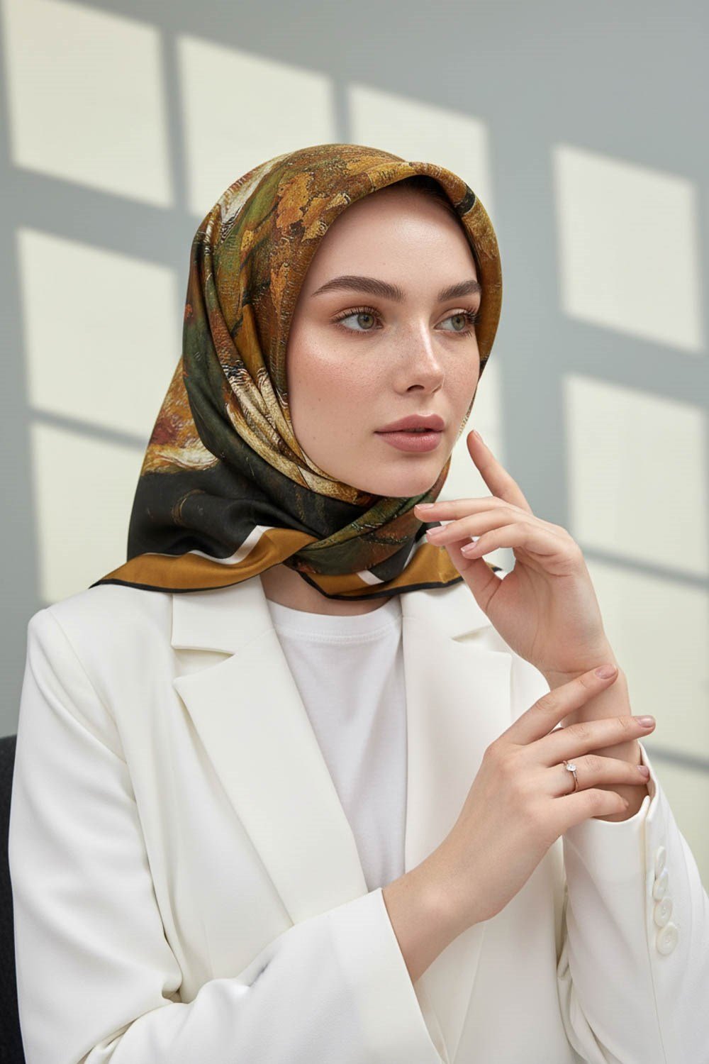 %100 Twill İpek Yağlı Boya Çiçek Desenli Bej - Haki Renkli 90x90 Eşarp Dikim Şekli : El Dikişi