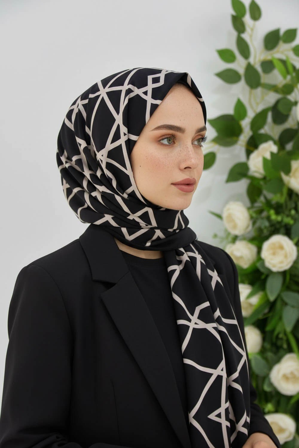 KREP ÇİZGİLİ DESENLİ SİYAH - KREM RENKLİ 75X195 KIRIŞMAZ ŞAL