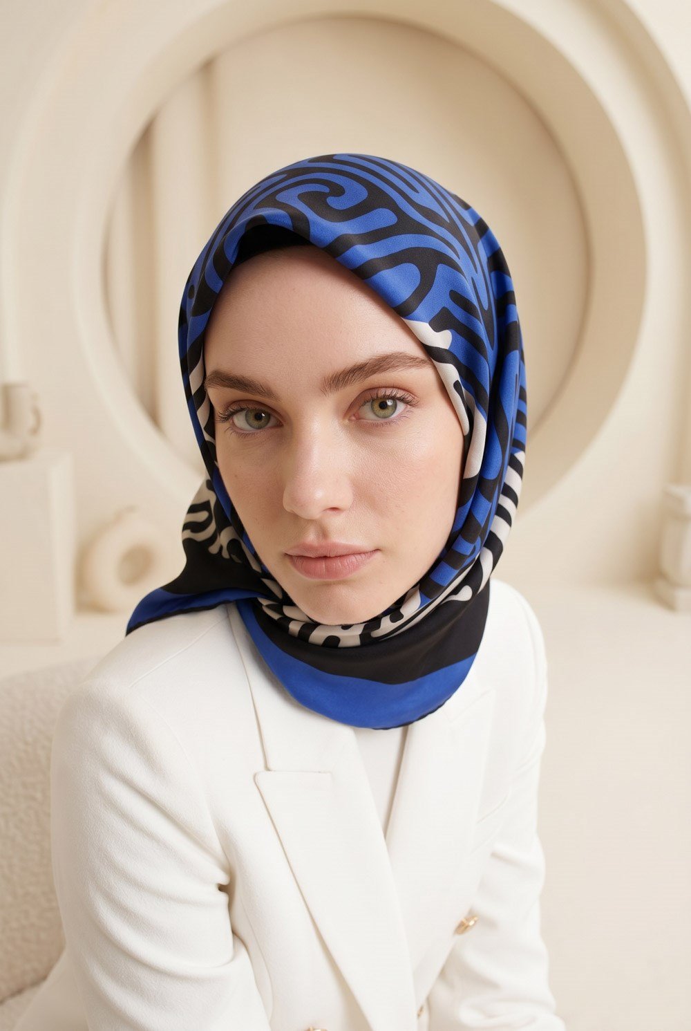 100% Twill İpek Bordürlü Dalga Desenli Siyah - Saks Renkli 90x90 Dikim Şekli : El Dikişi Eşarp