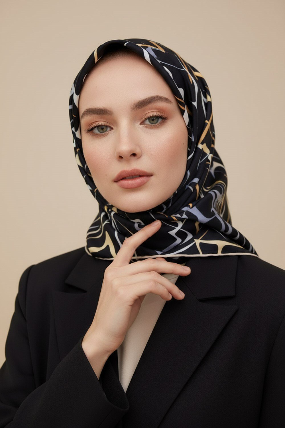 % 57 İPEK % 43 VİSKON Twill İpek Soyut Geometrik Desenli Gold - Gri Renkli 90x90 Eşarp Dikim Şekli : El Dikişi