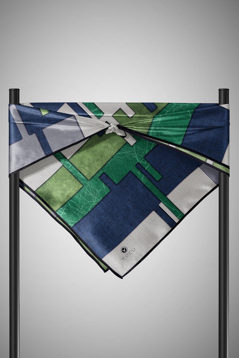 %100 Twill İpek Geometrik Desenli Siyah - Zümrüt Yeşili Renkli 90x90 Eşarp Dikim Şekli : El Dikişi