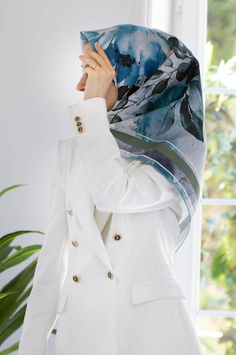 %100 Twill İpek Bahar Çiçekleri Desenli Petrol Yeşili - Haki Renkli 90x90 Eşarp Dikim Şekli : El Dikişi