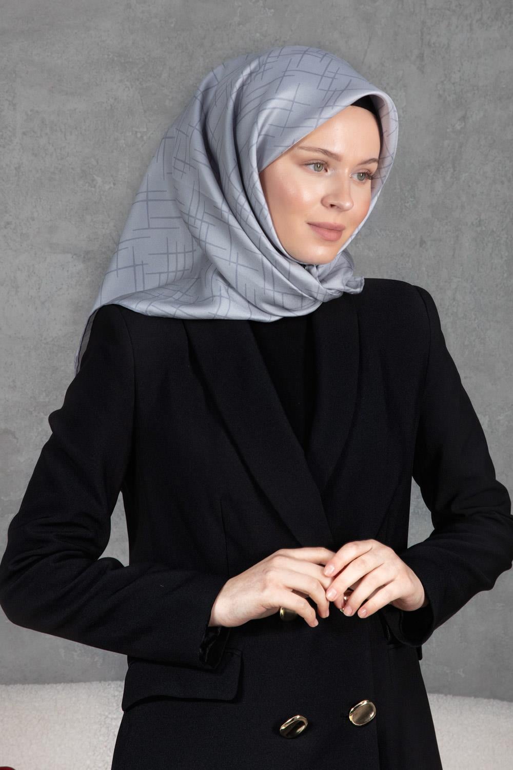 %100 Twill İpek Çizgi Desenli Gri Renkli 90x90 Eşarp Dikim Şekli : El Dikişi