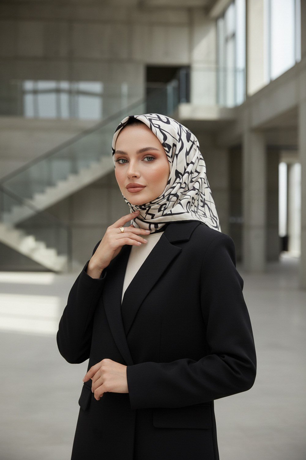 % 57 İPEK % 43 VİSKON Twill İpek Soyut Geometrik Desenli Krem - Siyah Renkli 90x90 Eşarp Dikim Şekli : El Dikişi