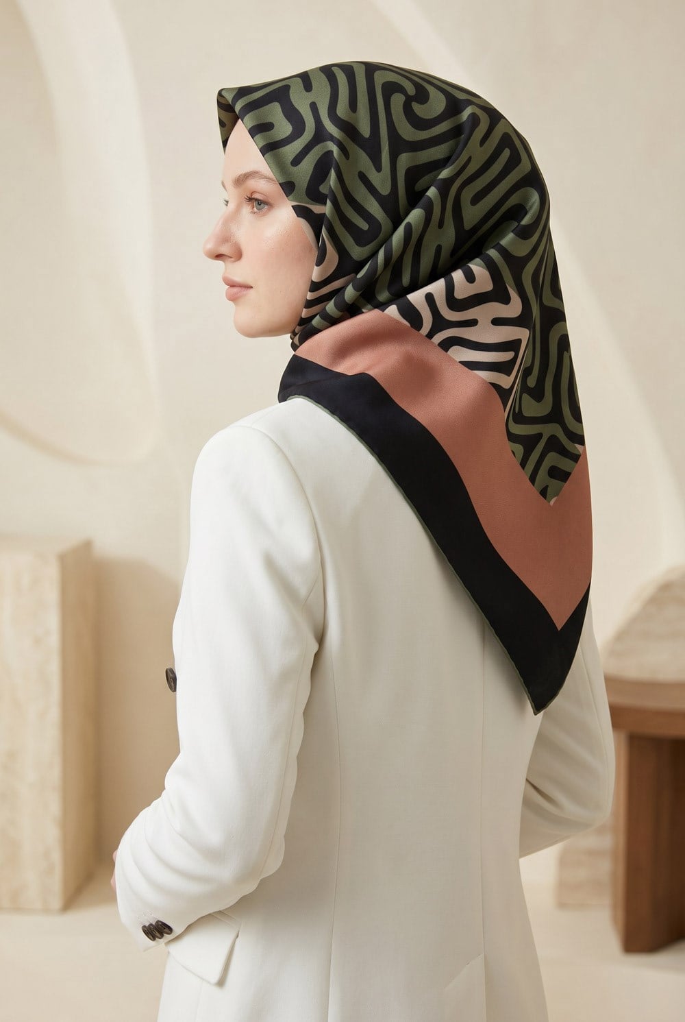 100% Twill İpek Bordürlü Dalga Desenli Siyah - Bakır Renkli 90x90 Dikim Şekli : El Dikişi Eşarp