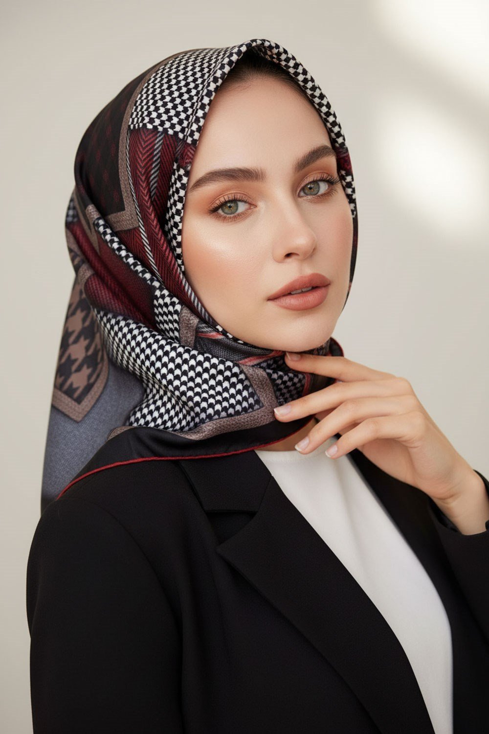 %100 Twill İpek Kazakayaklı Ve Ekose Desenli Siyah - Bordo Renkli 90x90 Eşarp Dikim Şekli : El Dikişi