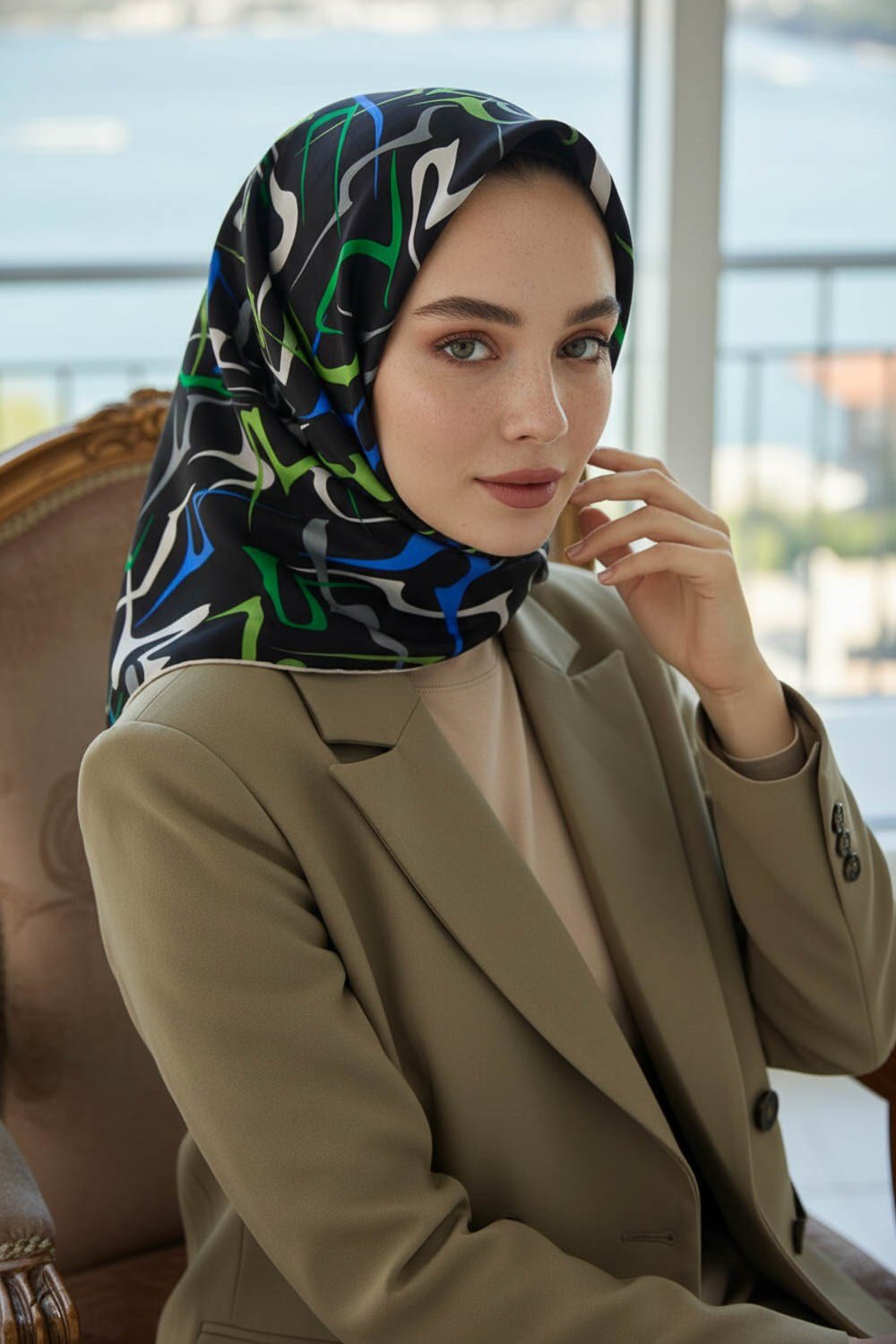 % 57 İPEK % 43 VİSKON Twill İpek Soyut Geometrik Desenli Saks - Zümrüt Yeşili Renkli 90x90 Eşarp Dikim Şekli : El Dikişi