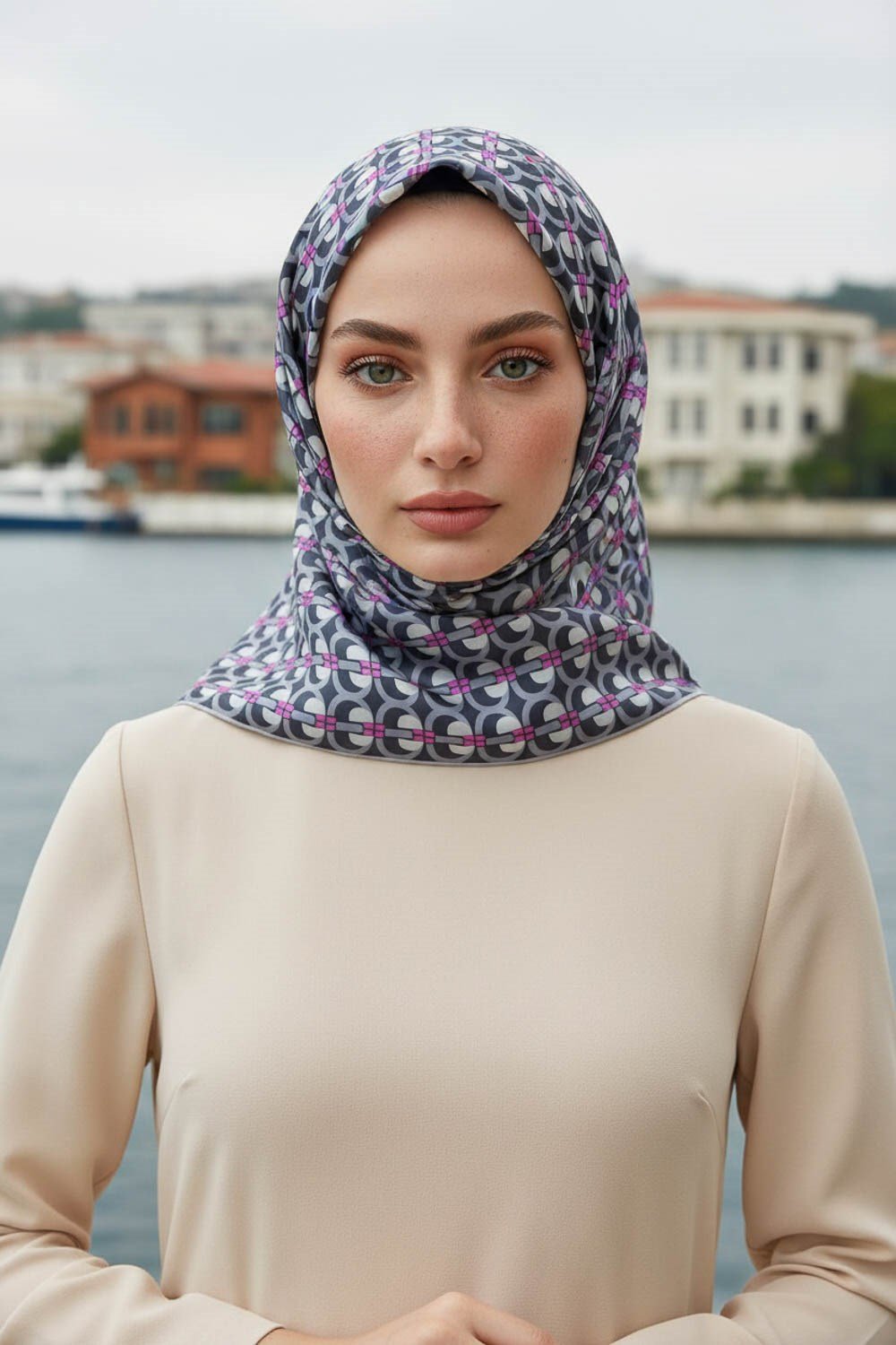 %100 Twill İpek Geometrik Desenli Gri - Fuşya Renkli 90x90 Eşarp Dikim Şekli : El Dikişi