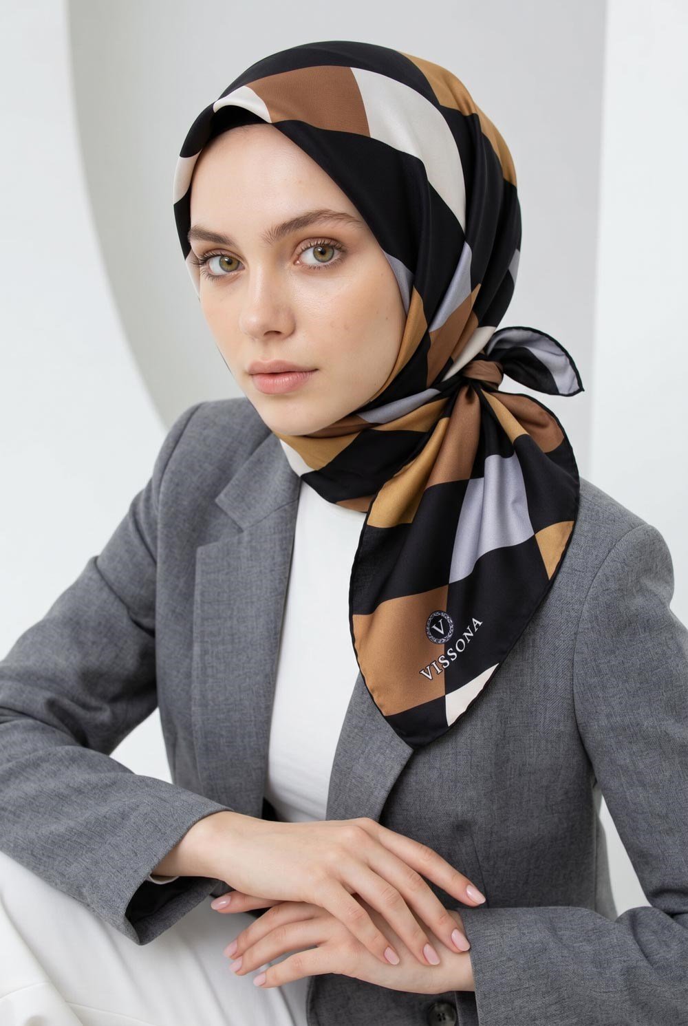 %100 Twill İpek Geometrik Desenli Gri - Gold Renkli 90x90 Eşarp Dikim Şekli : El Dikişi