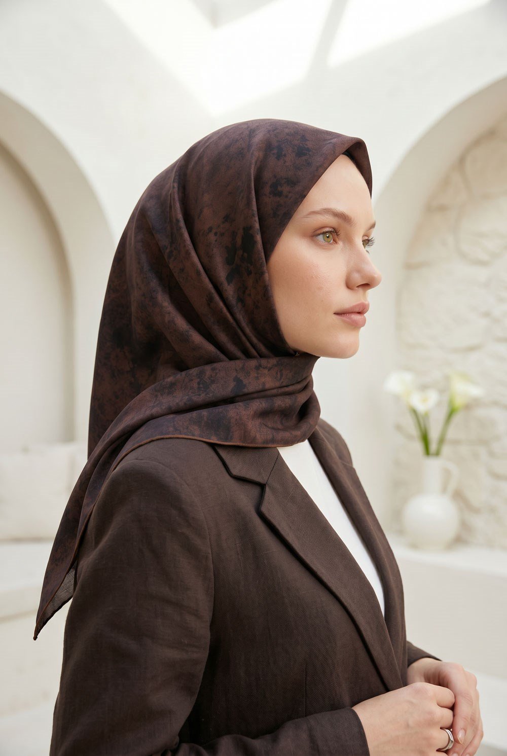 %100 Twill İpek Doku Desenli Kahverengi Renkli 90x90 Eşarp Dikim Şekli : El Dikişi