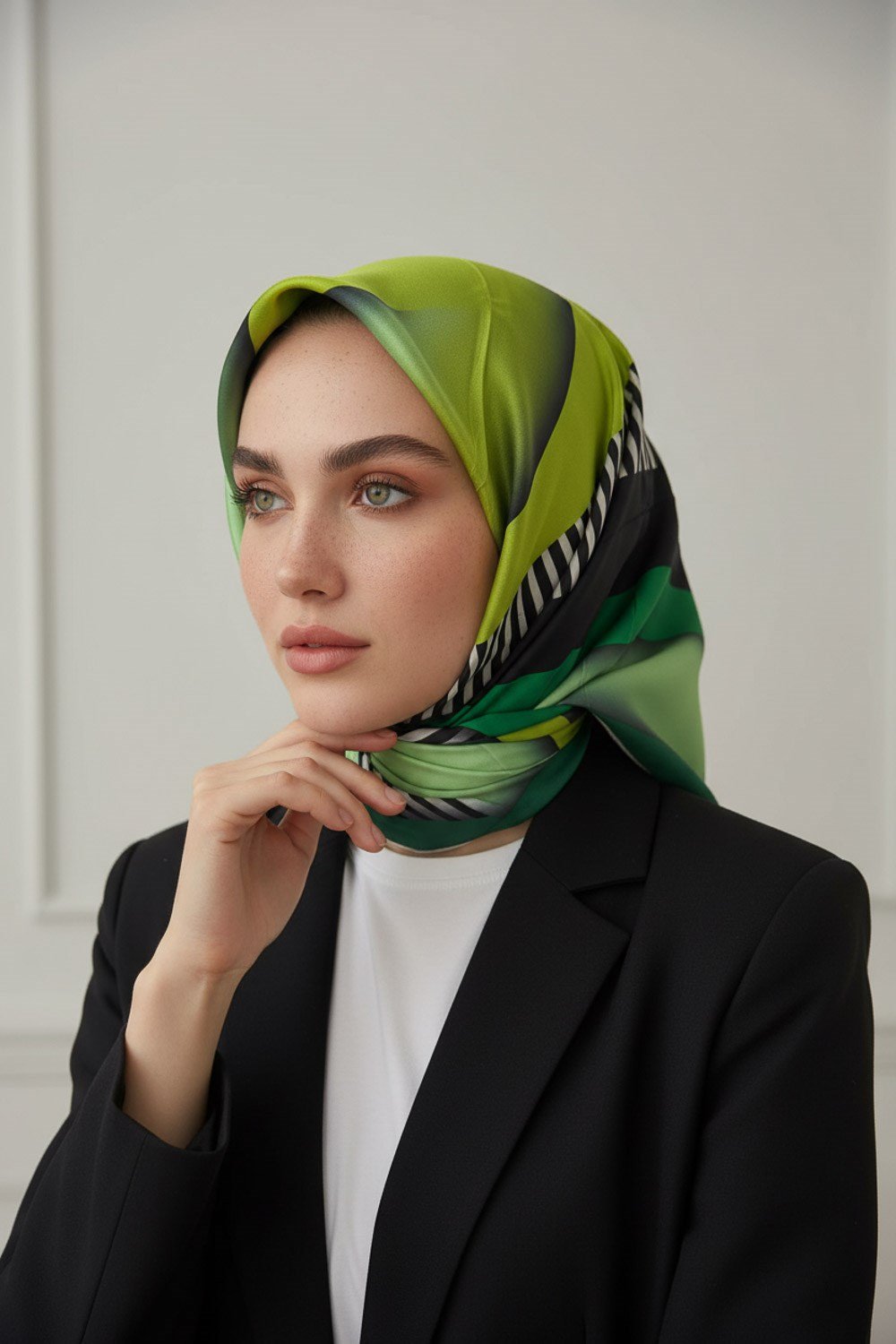 %100 Twill Renk Bloklu Çizgili Desenli Haki Yeşili - Zümrüt Yeşili Renkli 90x90 Eşarp Dikim Şekli: El Dikişii