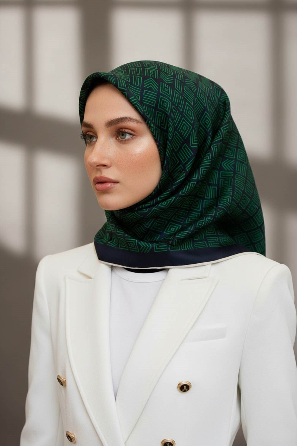 100% Twill İpek Etnik Motif Desenli Zümrüt Yeşili - Lacivert Renkli 90x90 Dikim Şekli : El Dikişi Eşarp