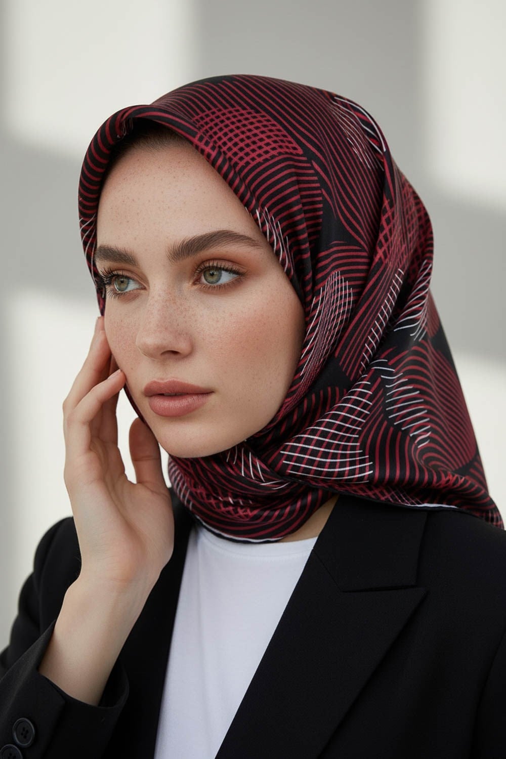 %100 Twill İpek Çizgili Çiçek Desenli Siyah - Bordo Renkli 90x90 Eşarp Dikim Şekli : El Dikişi