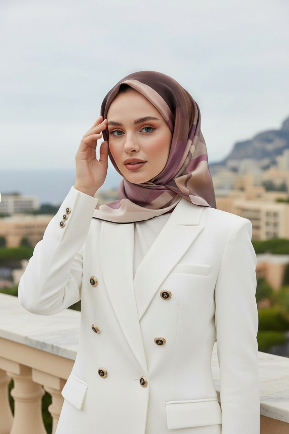 % 57 İPEK % 43 VİSKON Twill İpek Geometrik Desenli Bej - Gül Kurusu Renkli 90x90 Eşarp Dikim Şekli : El Dikişi