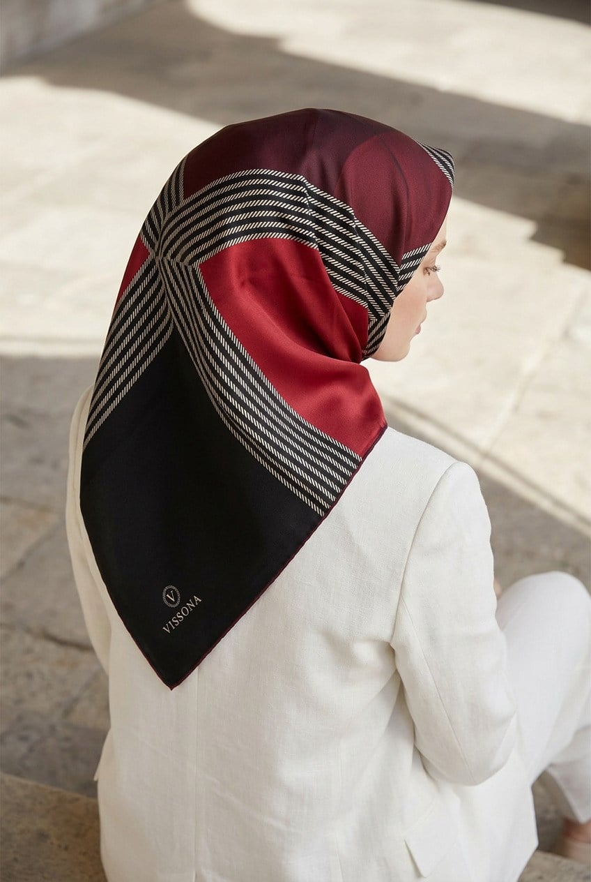 %100 Twill İpek Geometrik Desenli Bordo Renkli 90x90 Eşarp Dikim Şekli : El Dikişi
