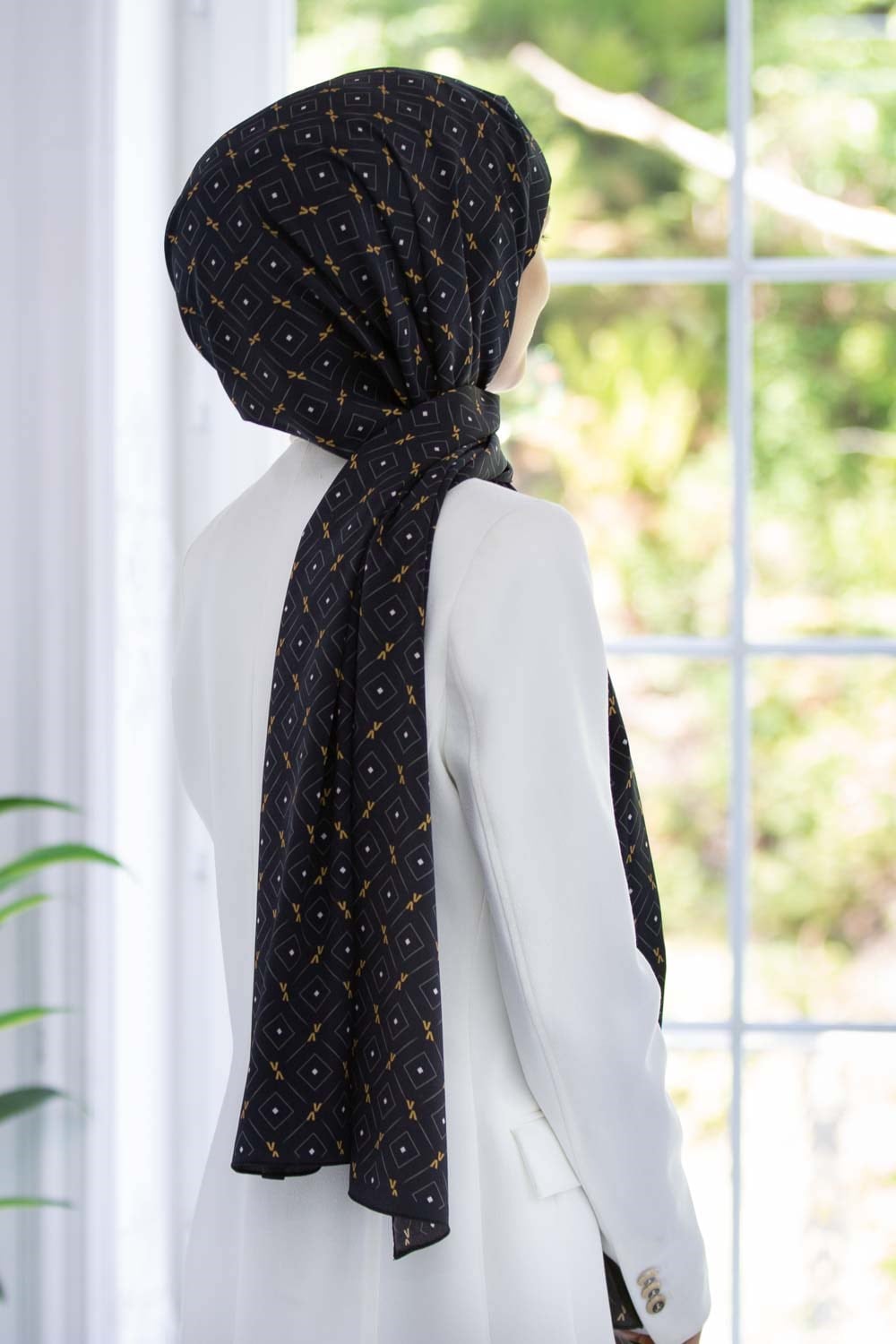 KREP GEOMETRİK DESENLİ SİYAH - GOLD RENKLİ 75X195 KIRIŞMAZ ŞAL