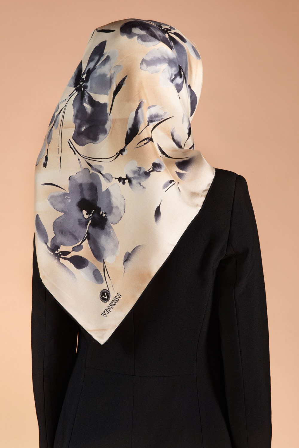 %100 Twill İpek Çiçek Desenli Bej - Füme Renkli 90x90 Dikim Şekli : El Dikişi Eşarp