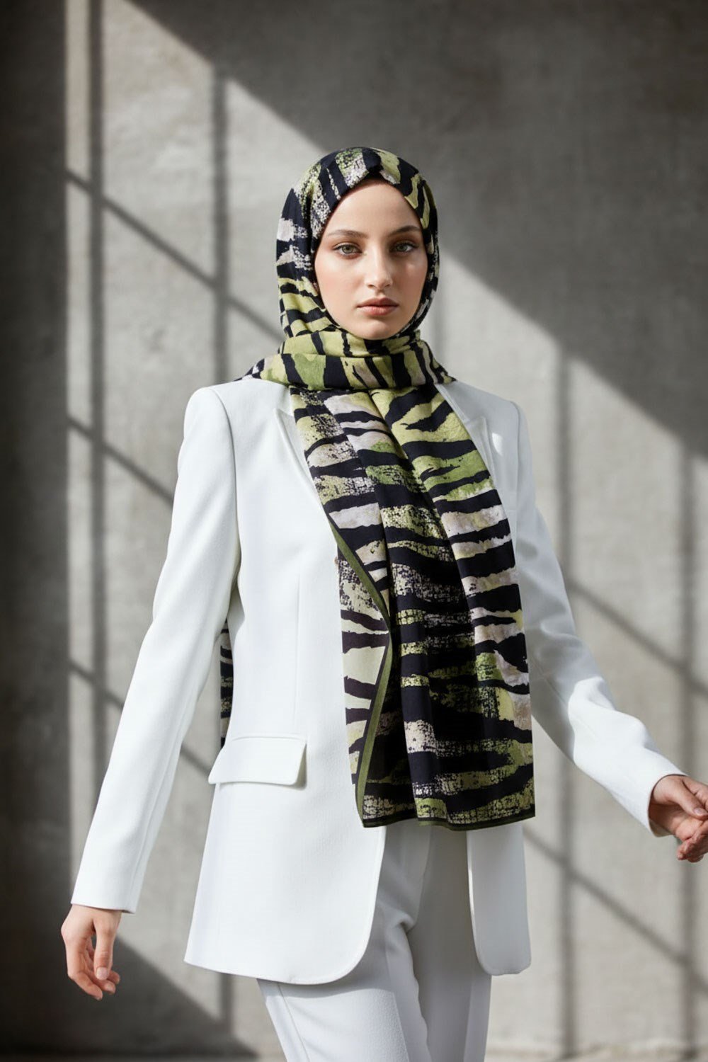 KREP ZEBRA DESENLİ HAKİ - SİYAH RENKLİ 75X195 KIRIŞMAZ ŞAL