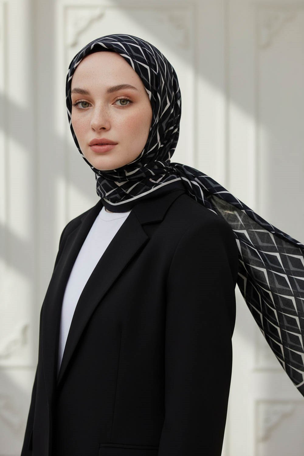 KREP GEOMETRİK DESENLİ SİYAH - KREM RENKLİ 75X195 KIRIŞMAZ ŞAL