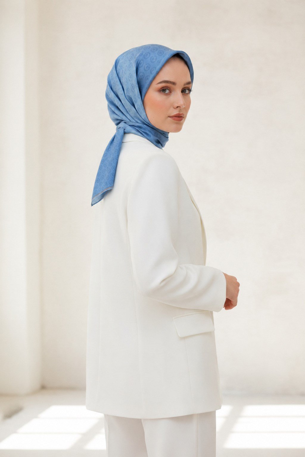 % 57 İPEK % 43 VİSKON Twill İpek Monogram Desenli Bebe Mavisi Renkli 90x90 Eşarp Dikim Şekli : El Dikişi