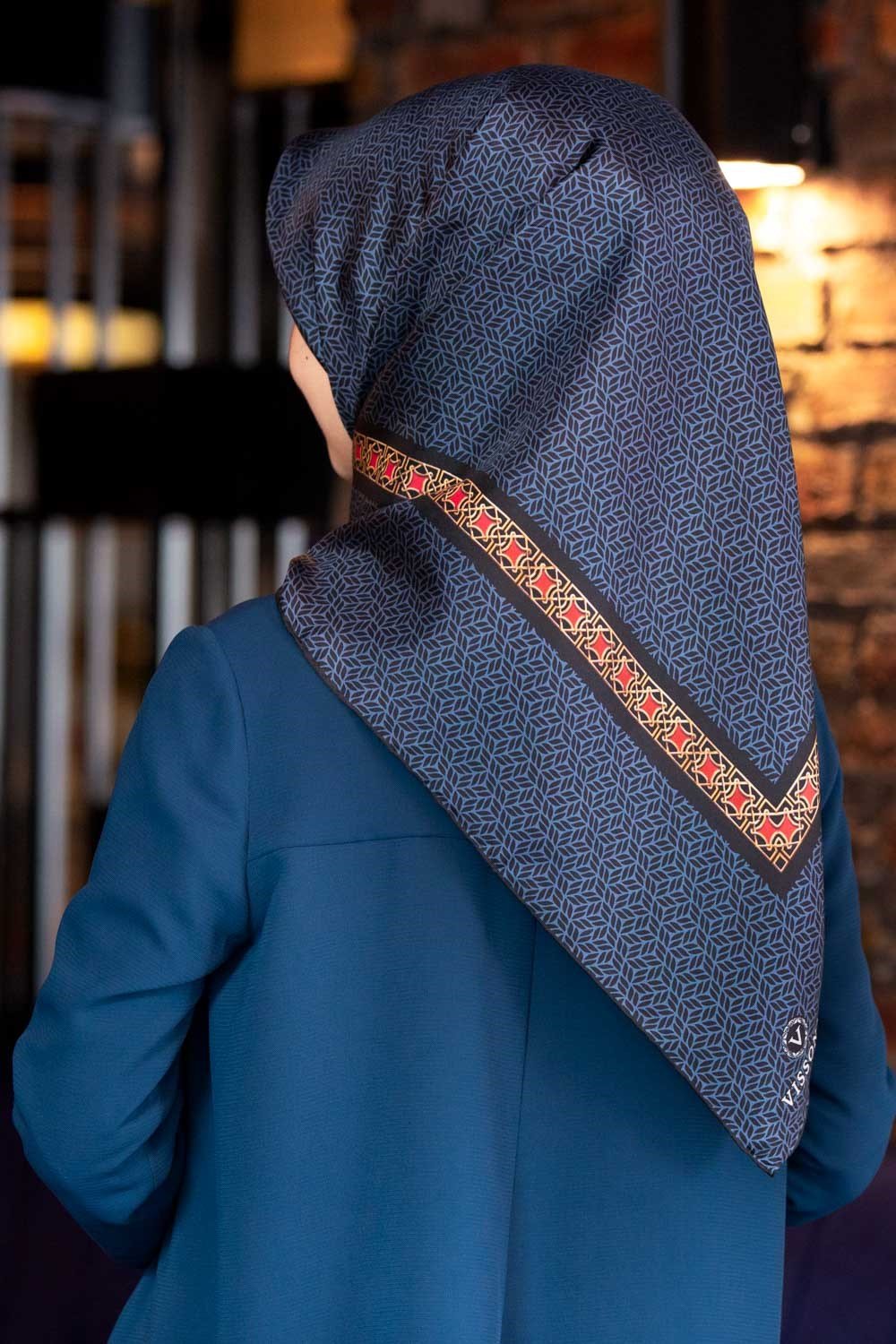 % 57 İPEK % 43 VİSKON Twill İpek Geometrik Desenli İndigo - Siyah Renkli 90x90 Eşarp Dikim Şekli : El Dikişi